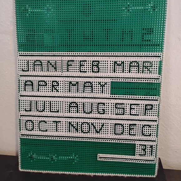 Vtg Plastic & Yarn Perpetual Calendar Green/white 14x11 Complete Great Condition - Picture 5 of 5